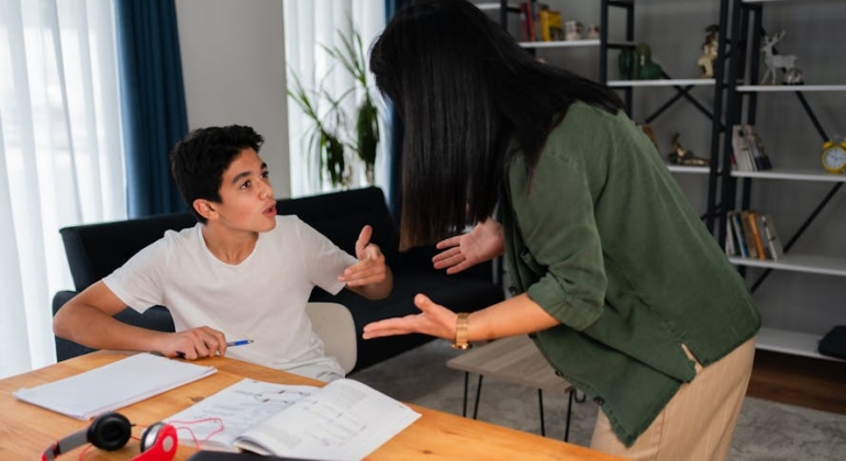 Mon ado est insolent : comment réagir ?